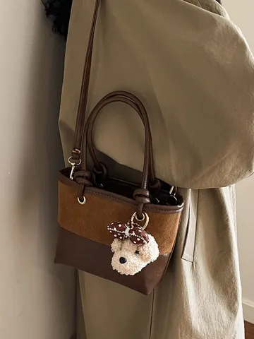 Vintage Kontrastfarben Nähte Eimertasche Für Damen PU Leder Wildleder Kleine Schulter Umhängetasche Mit Teddybär Anhänger Alltag Totebag