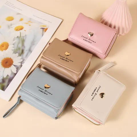 Portefeuille Court à Trois Volets pour Femmes Joli Bouton Métallique en Cœur Cuir PU Pochette à Monnaie Zippée Grande Capacité Dragonne