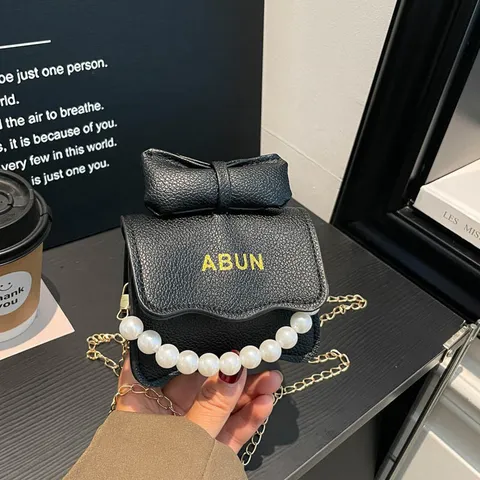 Mini Sac Sous le Bras pour Femmes Décor Nœud Papillon Perle Artificielle Sac Bandoulière en Cuir PU à Chaîne Sac Carré Mode Petit