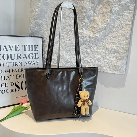 Bolso Tote Grande de Cuero PU Vintage para Mujer Bolso de Hombro Casual Color Sólido Con Colgante de Oso