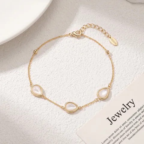 Elegante Bracciale in Rame Placcato Oro per Donna con Ciondoli in Perla d'Acqua Dolce Naturale Nacar Strass Gioielli alla Moda Resort