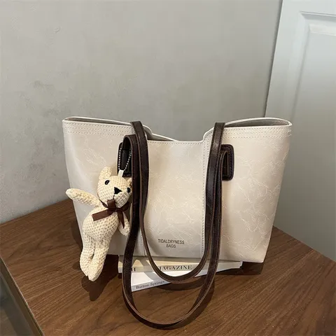 Sac Cabas Grande Capacité en Cuir PU pour Femmes Sac à Main Décontracté Bloc de Couleur avec Détails Cousus et Pendentif Ours