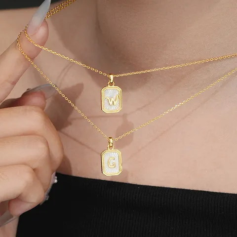 Collar con Colgante en Relieve de Nácar Blanco Latón Chapado en Oro 18K Vintage para Mujer Collar con Medallón Inicial de Circonia