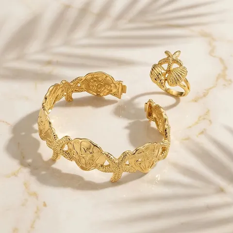 Set Bracciale Rigido e Anello Stile Oceano in Acciaio Inossidabile Placcato Oro Stella Marina Conchiglia Gioielli da Spiaggia per Donna