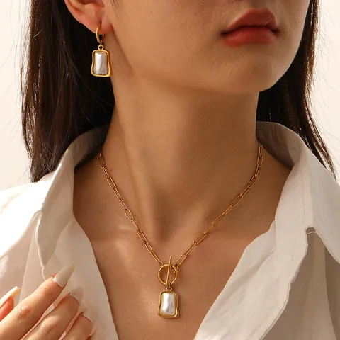 Set Collana e Orecchini con Ciondolo Quadrato in Acciaio Inossidabile Perla Artificiale Geometrico Chiusura OT Gioiello per Donne