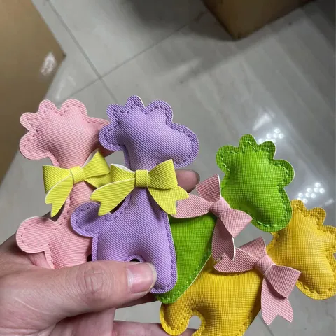 Süßer Cartoon PU Leder Tier Hund Giraffe Taschenanhänger Bedruckt Leder Schlüsselanhänger Charme Mit Metallkette Schleife Gurt Zubehör
