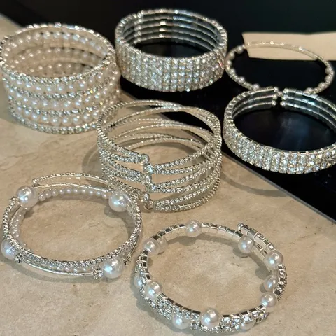 Bracelet Vintage Style Palais en Alliage avec Strass et Perles Artificielles pour Femmes Jonc Perlé Multi-Rangs Bijou Cadeau