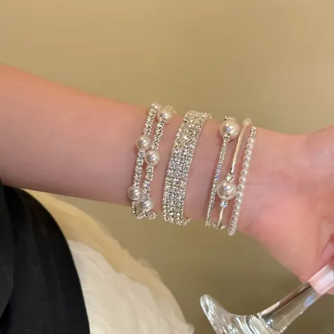 Bracelet Vintage Style Palais en Alliage avec Strass et Perles Artificielles pour Femmes Jonc Perlé Multi-Rangs Bijou Cadeau