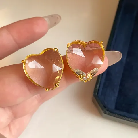 Süß und Cool Legierung Strass Herz Ohrstecker Premium Galvanisiert Silber Ohrringpfosten Kristall Schmuck Ohrclip Huggie Für Damen