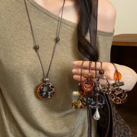 Leopardenmuster Acryl Holzperlen Lange Halskette Vintage Bohemian Geometrische Anhänger Lederkordel Pullover Kette Damen