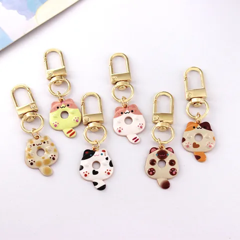 Schattige Japanse Anime Metallegering Kat Donut Sleutelhanger Emaille Druppellijm Kittens Hanger Goud Auto Sleutelring Tas Ornament Voor Koptelefoon Hoes Decoratie