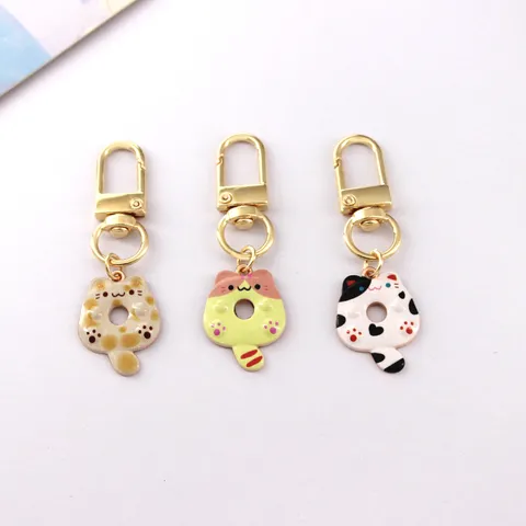 Schattige Japanse Anime Metallegering Kat Donut Sleutelhanger Emaille Druppellijm Kittens Hanger Goud Auto Sleutelring Tas Ornament Voor Koptelefoon Hoes Decoratie