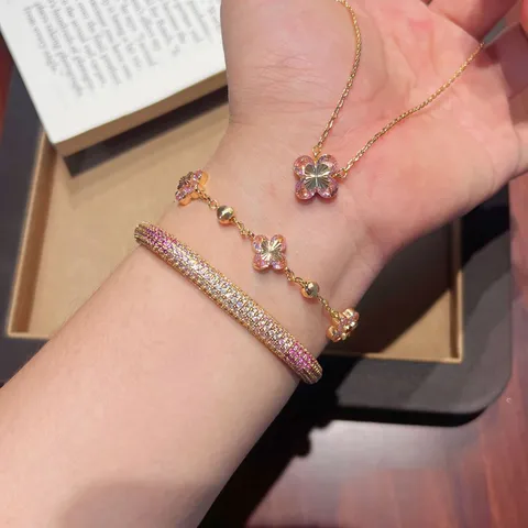 Luxe Legering Zirconia Verloop Bloem Sieradenset Voor Dames Elegant Verguld Roze Zirconia Ketting Armband Oorbellen Set Klaver Ontwerp Modeaccessoires