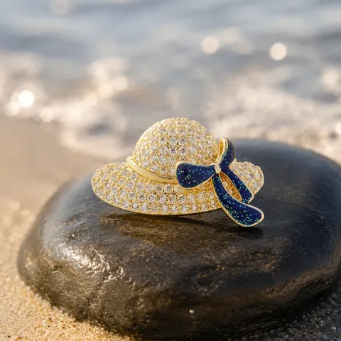 Creatieve Hoedenvorm Legering Strass Brosche Uniek Ontwerp Goudkleurige Speld Met Blauwe Strik Detail Voor Pak Kraag Decoratie Dames Accessoires