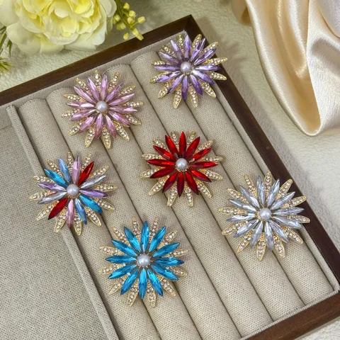 Elegant Snowflake Brooch For Women Alloy Rhinestone Artificial Pearl Floral Corsage Pin For Suit Coat Luxury Clothing Accessory