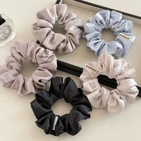 Koreaanse Stijl Crème Satijnen Scrunchie Minimalistisch Effen Kleur Haarelastiek Voor Vrouwen Elegante Handgemaakte Label Paardenstaart Houder Haaraccessoire
