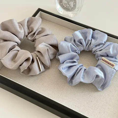 Koreaanse Stijl Crème Satijnen Scrunchie Minimalistisch Effen Kleur Haarelastiek Voor Vrouwen Elegante Handgemaakte Label Paardenstaart Houder Haaraccessoire