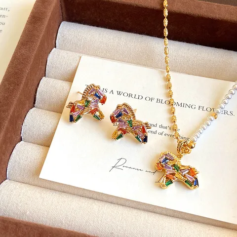 Französisch Elegante Pferd Anhänger Halskette Glänzende Mehrfarbige Strass Künstliche Perle Ketten Schmuck Geschenk Für Damen