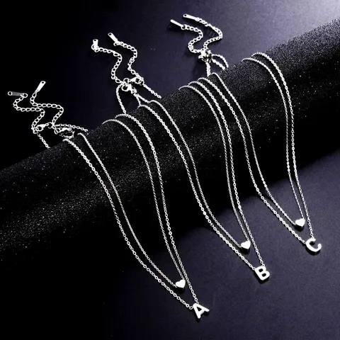 Collana con Iniziale e Ciondolo a Cuore in Rame Placcato Oro per Donna Collana con Iniziale a Doppio Strato Gioielli Moda Multistrato Eleganti per Uso Quotidiano