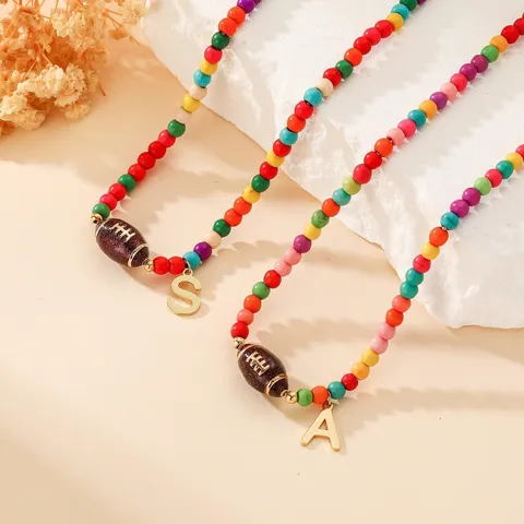 Collana di Perline Colorate Stile Dopamina per Donna Ciondolo Iniziale in Rame Alfabeto Tennis Calcio Sport Charm Choker Gioielli