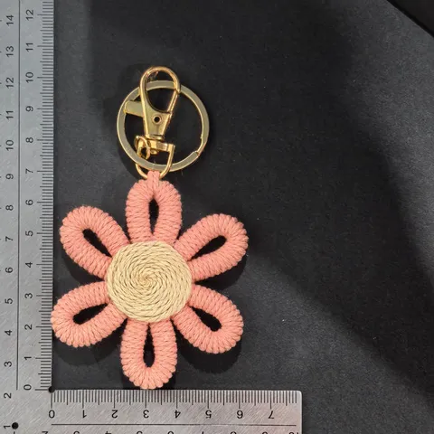 Roze Bloem Geweven Sleutelhanger Schattige HandgEMaakte Sleutelhanger Met Goud Metalen Sluiting Stijlvolle Tas Charm