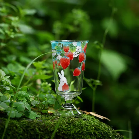 Linda Taza de Té con Tallo de Vidrio de Borosilicato con Patrón de Fresa y Conejo Mini Copa de Vino Transparente Taza de Té de Oficina Regalo