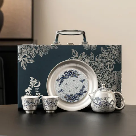 Hoogwaardige Keramische Verzilverde Teeset Met Luxe Geschenkdoos Nieuwe Chinese Stijl Blauw en Wit Drakenpatroon Kung Fu Teeset