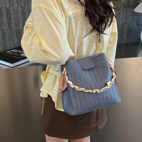 Bolso Balde Tejido de Cuero PU de Gran Capacidad para Mujer Vintage Casual Bolso Bandolera de Hombro Con Cadena y Pañuelo de Seda