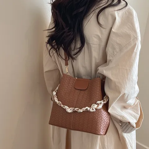 Bolso Balde Tejido de Cuero PU de Gran Capacidad para Mujer Vintage Casual Bolso Bandolera de Hombro Con Cadena y Pañuelo de Seda
