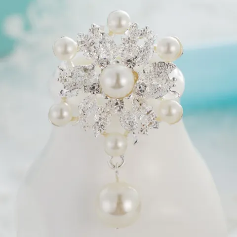 Élégante Broche Flocon de Neige en Alliage avec Perle Artificielle et Strass Pendentif pour Femmes Mariage Fête Accessoires de Vêtements