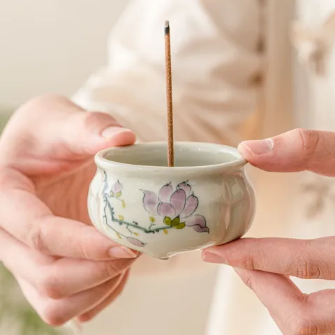 Bruciatore di Incenso in Ceramica Dipinto a Mano Fiore di Magnolia Supporto a Tre Gambe Accessori per Tè Vintage Decorazioni per la Casa