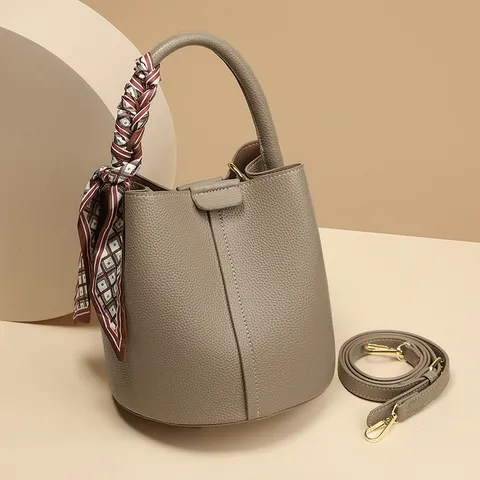Sac Seau en Cuir PU pour Femmes Grande Capacité Sac Bandoulière Casual Mode Couleur Unie Sac Cabas Sac à Main Avec Foulard