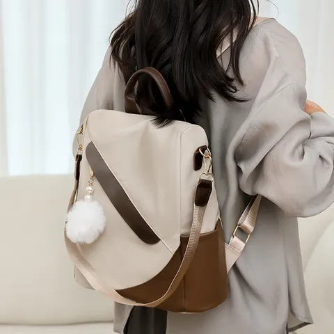 Sac à Dos Mode Femme Couleur Contrastée Grande Capacité Casual Voyage Cartable avec Pendentif Boule de Fourrure
