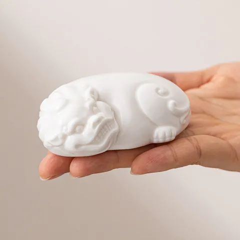 Supporto per Coperchio Pi Xiu in Porcellana Bianca Tea Pet Bestia Mitica Accessori per Tè Statuetta in Ceramica Dehua Fatta a Mano Decorazione
