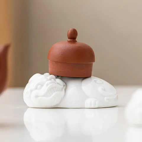 Supporto per Coperchio Pi Xiu in Porcellana Bianca Tea Pet Bestia Mitica Accessori per Tè Statuetta in Ceramica Dehua Fatta a Mano Decorazione