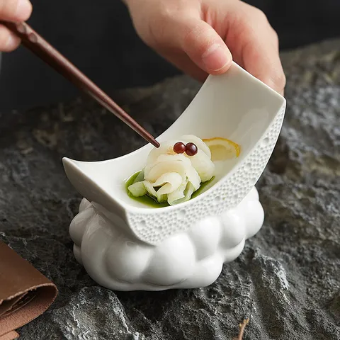 Plat en Croissant en Céramique Minimaliste Nordique Avec Base en Nuage Assiette Créative en Porcelaine Blanche pour Restaurant d'Hôtel