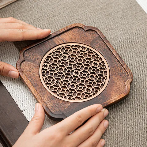 Plateau à Thé en Bois de Noyer Résistant à la Chaleur Incrustation Creuse en Alliage de Zinc Dessous de Plat pour Théière Tasse Style Chinois Traditionnel