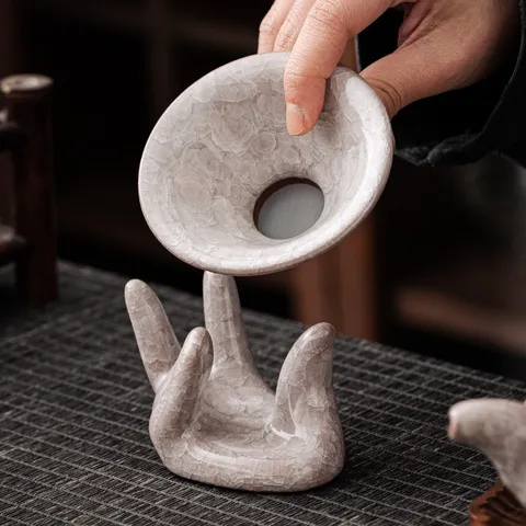 Passoire à Thé Classique en Céramique Glaçure Craquelée Avec Support Créatif en Forme de Main Filtre à Maille Fine en Acier Inoxydable Accessoires de Service à Thé Kung Fu Maison Cuisine