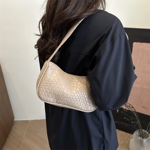 Women's Fashion Woven Shoulder Bag PU Leather Underarm Hobo Bag Casual Daily Handbag With Chain And Zipper Closure