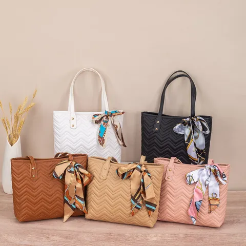 Damen PU Leder Tote Bag Bestickt Gesteppt Schultertasche Mit Dekorativem Schal Mode Urban Minimalistisch Handtasche Pendeltasche