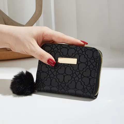 Damen Kurze Brieftasche Elegant Herz Klee Geprägt PU Leder Münztasche Mode Steinmuster Reißverschluss Clutch Mit Plüschball Anhänger Minimalistisch Kleine Kartenhalter Tasche