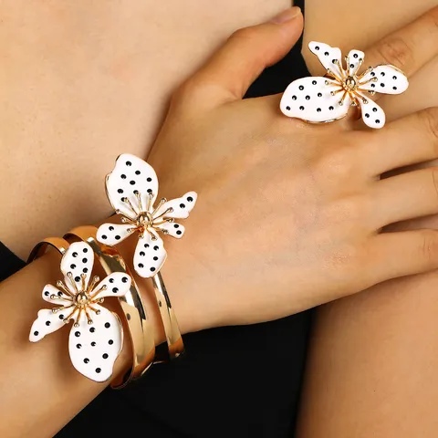 Europäischer Stil Unregelmäßige Faltige Blume Armreif Und Ring Kupferlegierung Gold Silber Flüssigmetall Ästhetischer Schmuck Für Damen