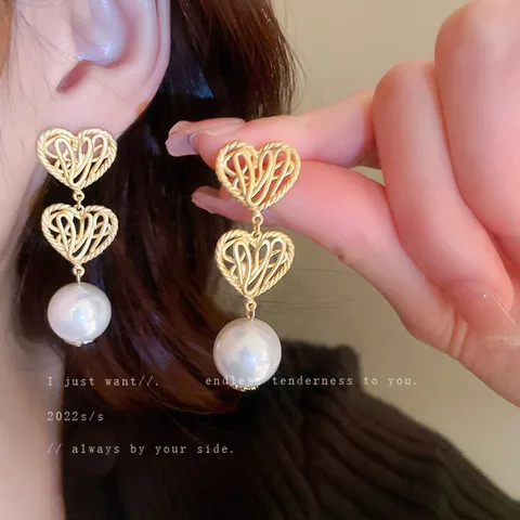 Vintage Palast Legierung Künstliche Perle Ohrhänger Elegant Gold Farbe Geometrisch Herz Anhänger Porträt Ohrstecker Für Damen