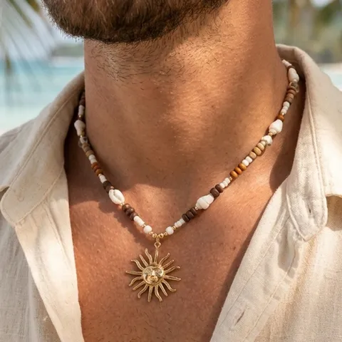 Collana da Uomo Fatta a Mano in Legno e Guscio di Cocco Con Ciondolo a Viso di Sole in Lega Dorata Choker da Spiaggia Estate Gioielli