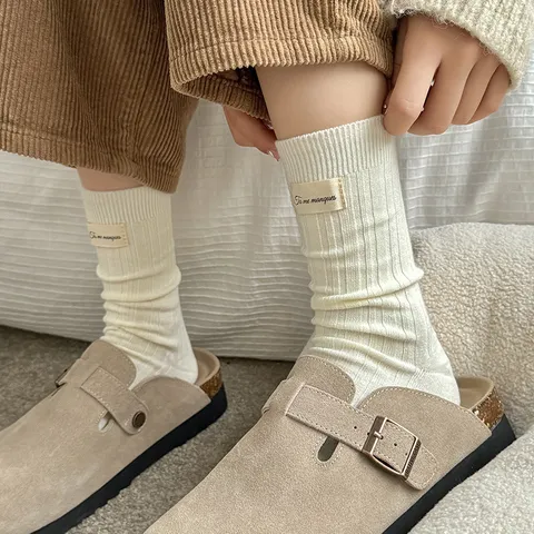 Dames Koreaanse Stijl Casual Katoen Crew Socken Effen Kleur Verticale Strepen Leuke Stoffen Label