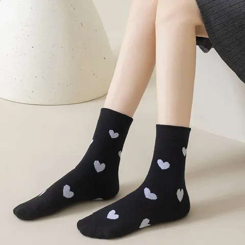 Chaussettes d'Hiver Thermiques Épaissies pour Femmes Motif Cœur Chaussettes en Coton Bouclette Casual Chaussettes Chaudes Résistantes au Froid
