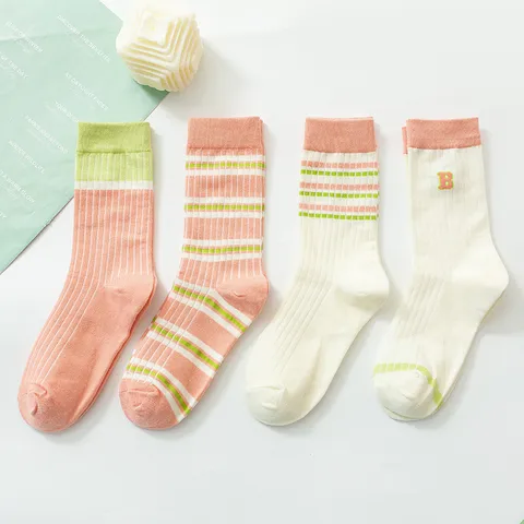 Femmes Style Doux Coton Chaussettes Mi-Hautes Rayées Colorées Lapin Lettre Broderie Décontracté Quotidien Chaussettes