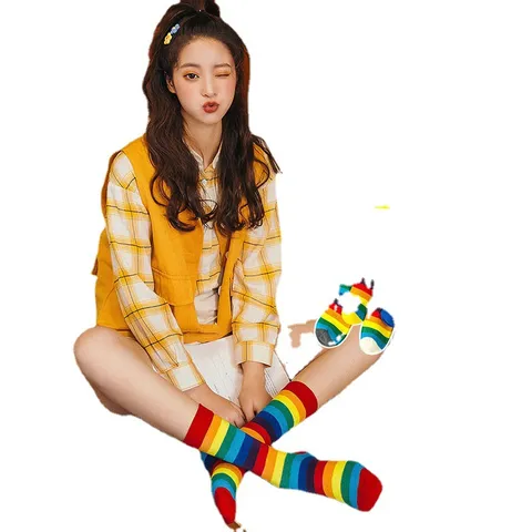Damen Casual Baumwolle Regenbogen Gestreifte Socken Elastische Kontrastfarbe Patchwork Wadenlange Sportsocken Für Streetwear Alltag