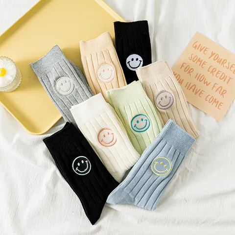 Japanischer Stil Niedliche Bestickte Smiley Socken Für Damen Baumwolle Gerippt Gestreift Crew Socken Lässige Mittelhohe Socken Für Den Alltag