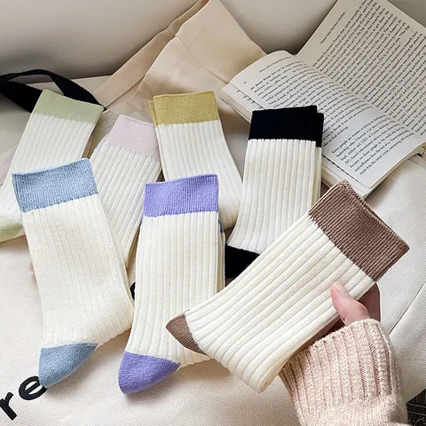 Damen Casual Baumwolle Farbblock Wadenlange Socken Koreanischer Stil Kontrast Gestreift Doppelstrick Rippen Crew Socken Für Alltag